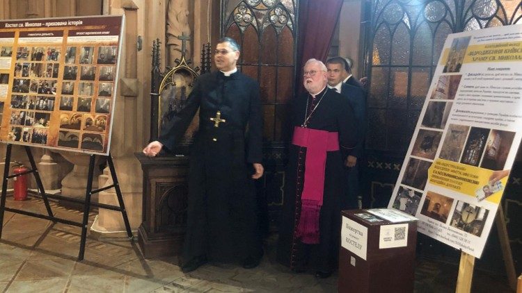 Arcebispo Gallagher na Igreja de São Nicolau