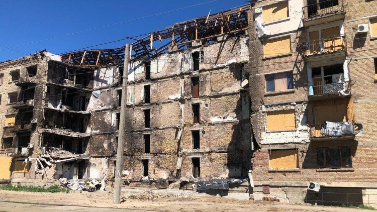 Prédio atingido por míssil russo na Bratstva Tarasivtsiv Street