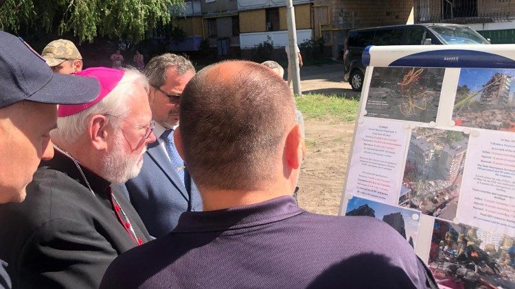 Gallagher visita locais bombardeados em Kiev: "Perseverar na oração de paz"