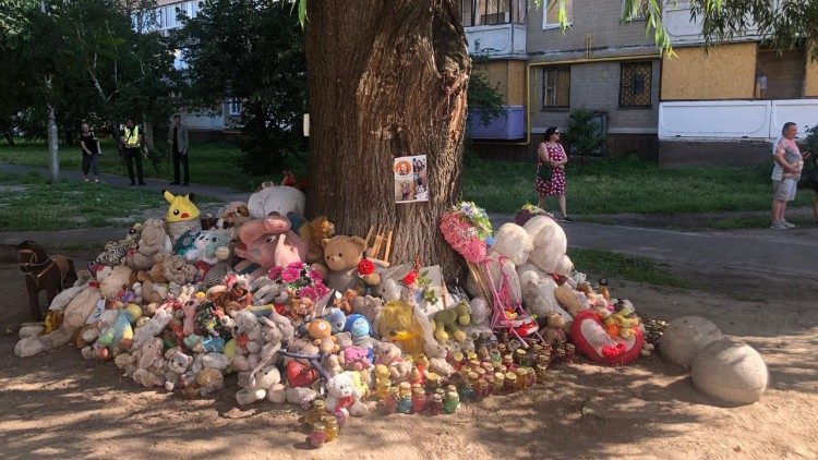 Um memorial feito com bichos de pelúcia para homenagear as crianças mortas nos atentados.